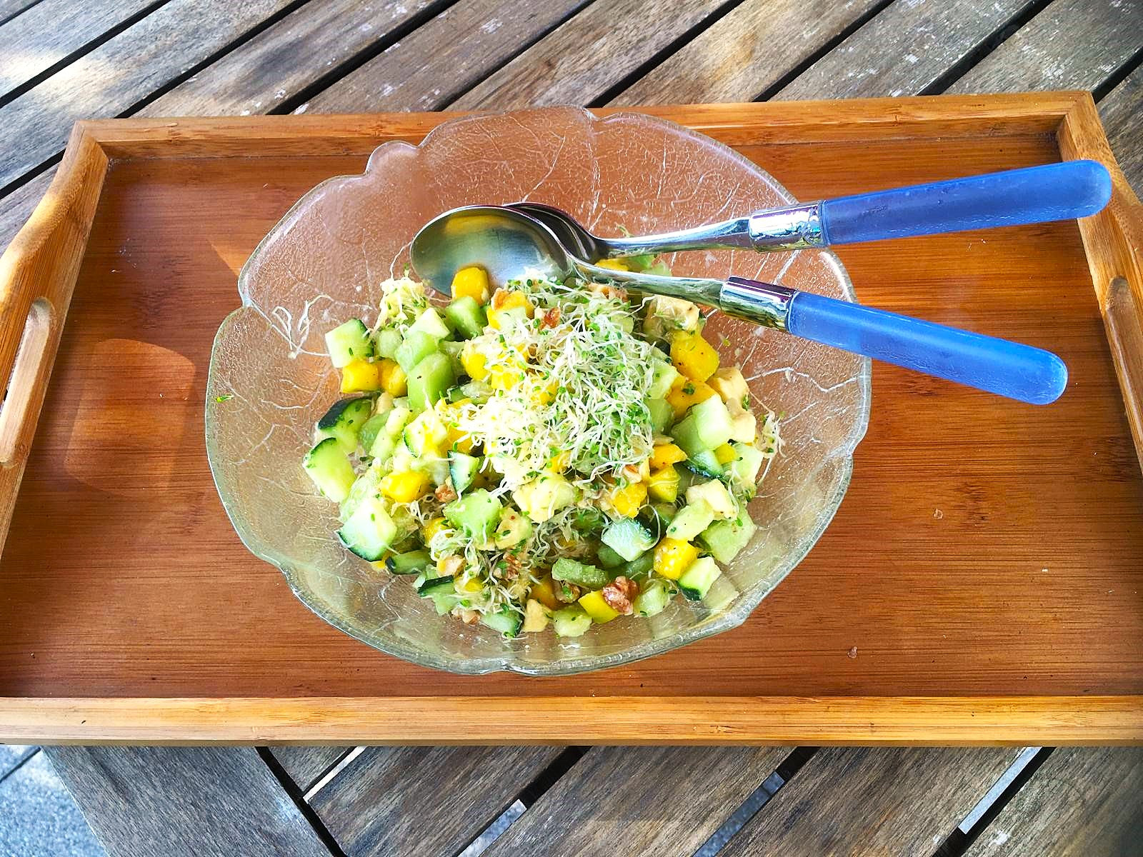 🥭 Fruchtiger Sommersalat mit Alfalfa-Sprossen 🥒🍈