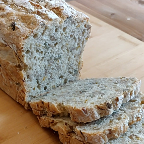 Dinkelbrot mit Körnern und unseren selbstgezogenen Bockshornkleesprossen