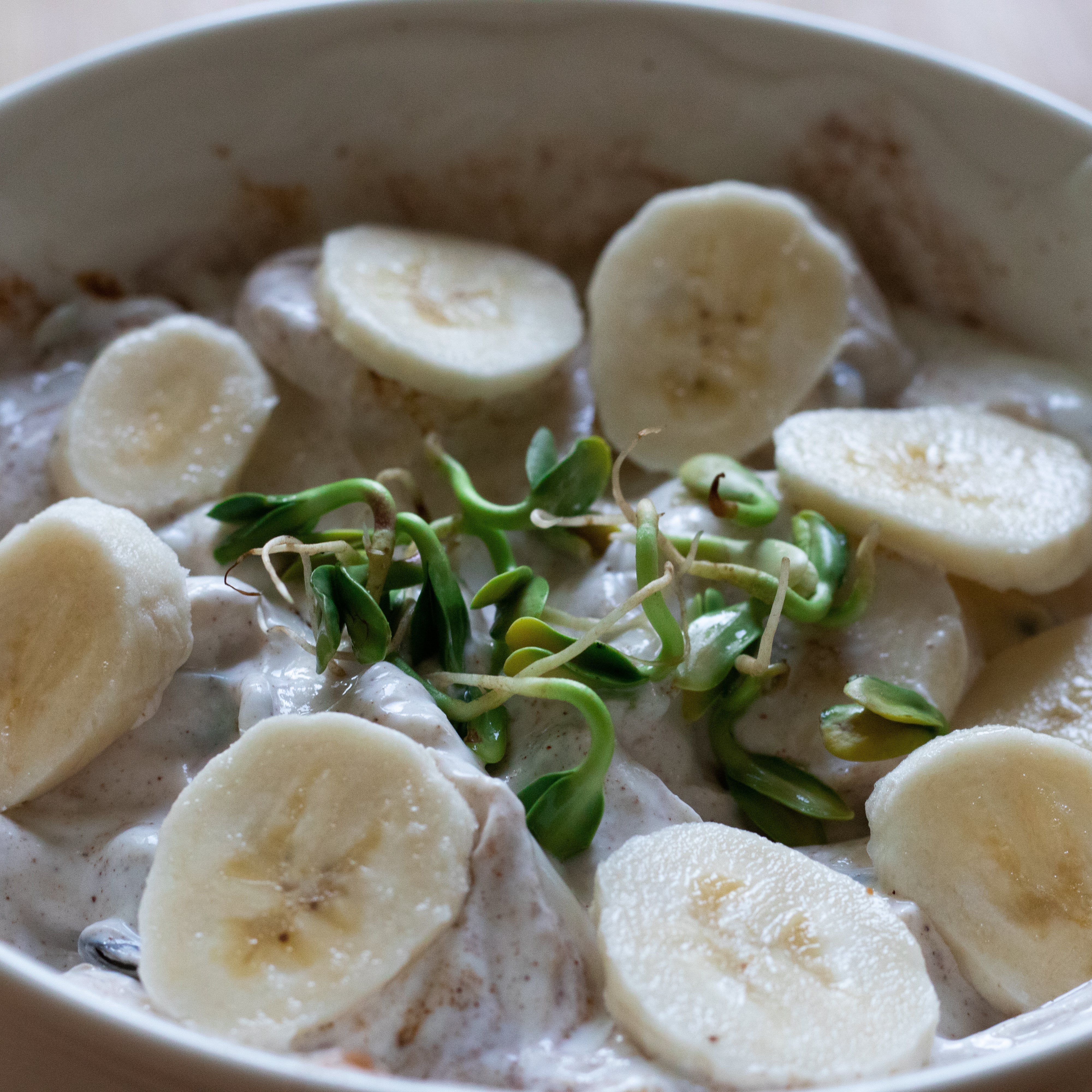 Bananen-Fitness-Quark mit Sonnenblumen-Sprossen – schnell, proteinreich und gesund