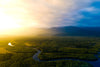 Luftaufnahme eines tropischen Regenwaldes bei Sonnenaufgang – Symbol für Natur und Nachhaltigkeit